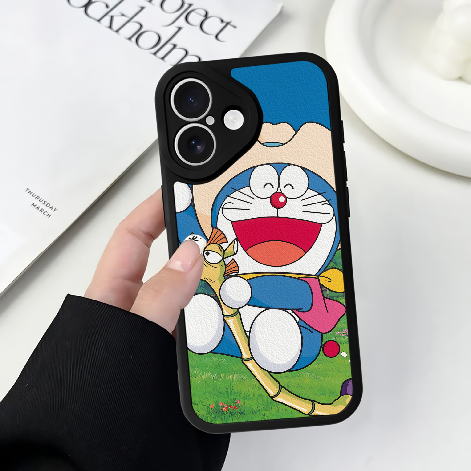 （画像用） ドラえもん Doraemon 【iPhone 16シリーズ対応】シリコンスマホケース（レザー調） 材質：シリコン